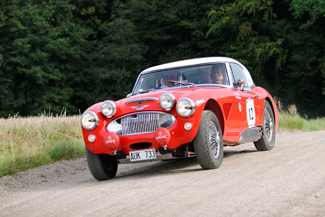 Förbundsordförande Kåge Schildt, Svenska Bilsportförbundet, og den tidligere VM-kører i rally, Hans Sylvan, blev bedste svenskere i deres Austin Healey 3000 fra 1964.
(Foto: Jokum Tord Larsen)